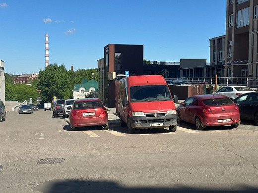 Ивановские автолюбители паркуются на зебре на Крутицкой